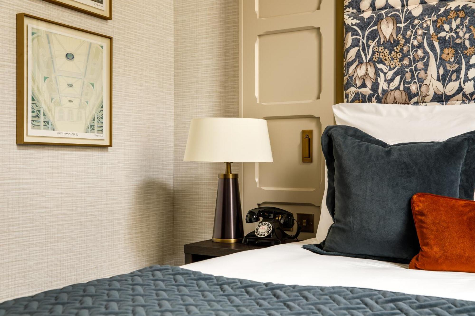 The Municipal Hotel Liverpool - Mgallery Экстерьер фото A bedroom at The Mitre